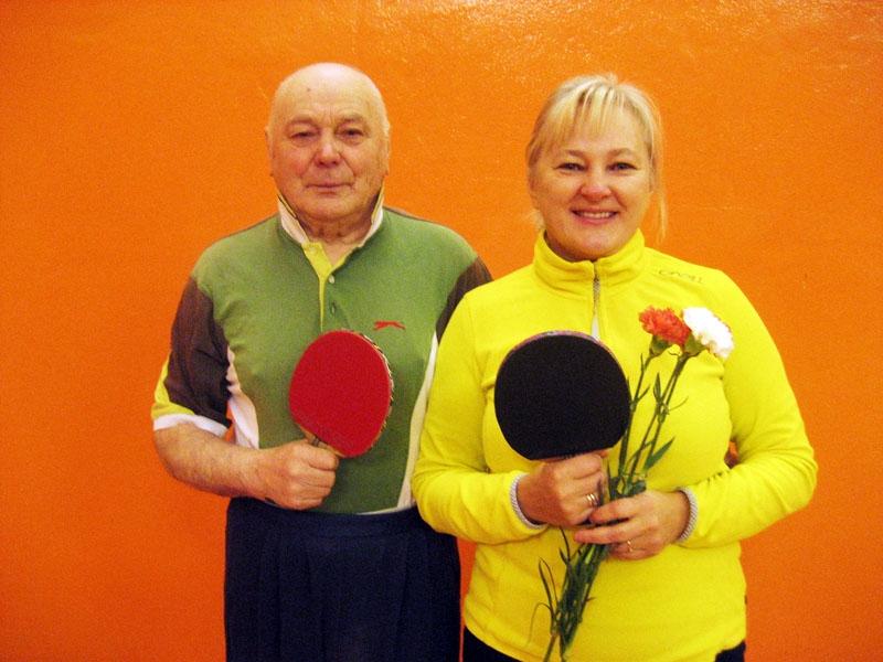 Uz treniņiem un sacensībām aicinātas arī dāmas! Daukstu pagasta Staros iespēju regulāri nodarboties ar galda tenisu pieredzējušu sportistu konkurencē šobrīd izmanto tikai Vita Kore. Sporta darba organizators Jāzeps Odumiņš aicina pievienoties vēl citas interesentes.
Autors: no personiskā arhīva