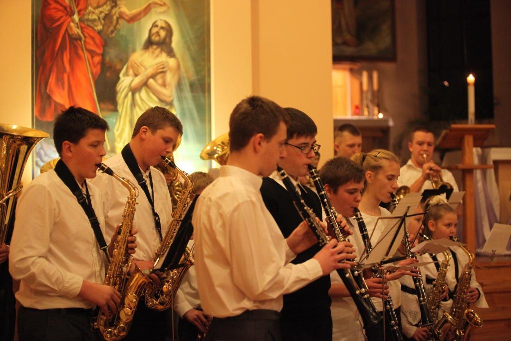 Gulbenes mūzikas skolas pūtēju orķestra dalībnieki ar saviem koncertiem bieži viesojas Gulbenes katoļu baznīcā. 	
Autors: no “Dzirksteles” arhīva