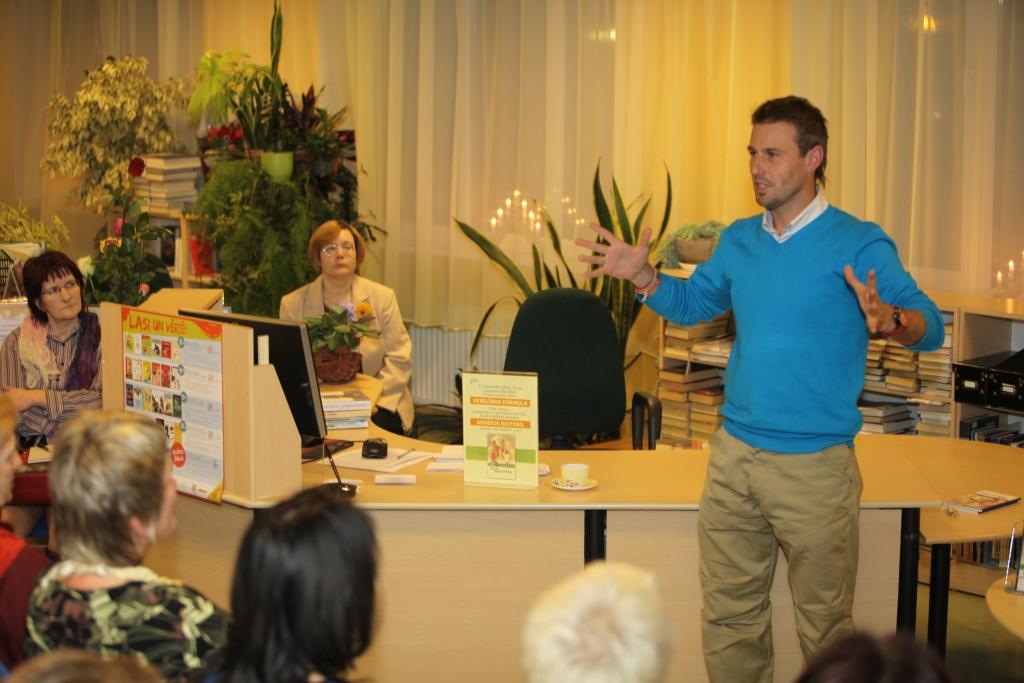 „Mums ir jāiemācās samīļot cilvēku vēl pirms viņš ir sabēdājies. Ir jāspēj palīdzēt, pirms viņš meklē palīdzību,” iesaka bioenerģētiķis Andžejs Reiters, kurš ar klausītājiem tikās Gulbenes bibliotēkā. 	
Autors: Gatis Bogdanovs