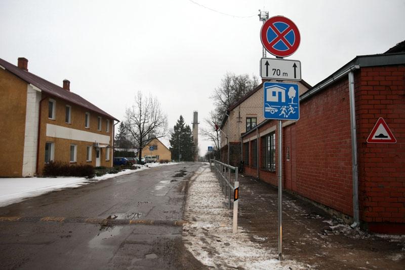 Netālu no Stāķu pamatskolas ir uzstādīta ceļa zīme numur 528, tas ir, dzīvojamā zona, bet ir kravas transportlīdzekļu autovadītāji, kas šo zīmi ignorē.
Autors: Gatis Bogdanovs