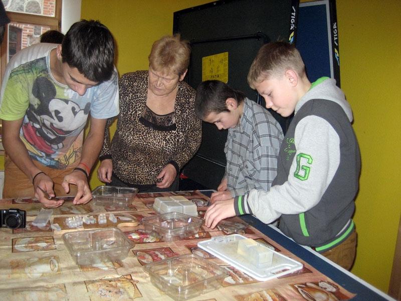 Gulbenes 2.vidusskolas skolēni sadarbībā ar Gulbenes Invalīdu biedrību šonedēļ izmantoja iespēju mācīties paši savām rokām pagatavot ziepes, sveces un skaistus apsveikumus.
Autors: Diāna Odumiņa