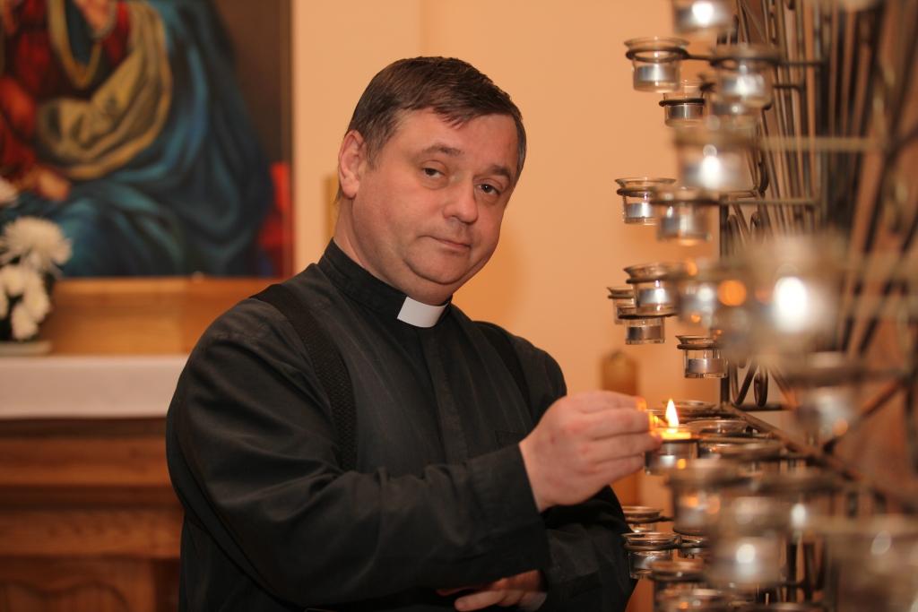 15 gadi kopā ar Gulbenes katoļu draudzi. Prāvests Vjačeslavs Bogdanovs ir pratis dievnamu padarīt garīgi atvērtu, lai šeit ne tikai katoļi, bet ikviens cilvēks varētu ienākt, lūgties un stiprināt savus dvēseles un gara spēkus. 	
Autors: Gatis Bogdanovs