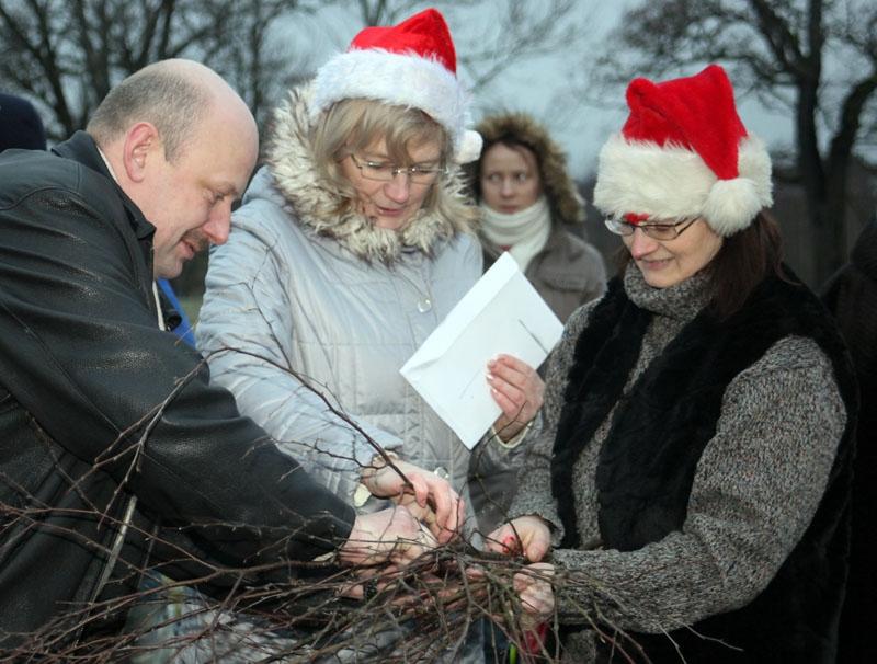 Patversmes vadītāja Elita Trupavniece (centrā) stāsta, ka saziedotā nauda tiks izmantota trenažiera iegādei, lai bērniem būtu ar ko nodarboties. 
Autors: Gatis Bogdanovs (no arhīva)