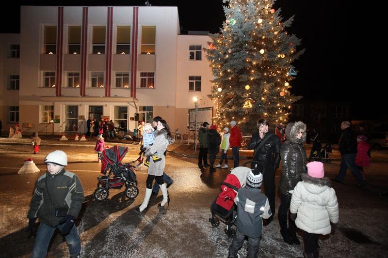 No Ziemassvētkiem līdz Zvaigznes dienai Gulbenes pilsētas izrotātajā centrālajā skvērā dienas otrajā pusē vairākas stundas skanēs noskaņas mūzika.
Autors: Gatis Bogdanovs