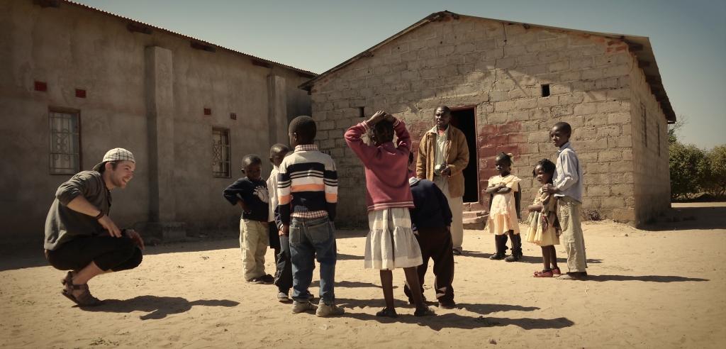 Draugi tālajā Āfrikas ciematā palikuši gaidot, kad atgriezīsies brīvprātīgais no Latvijas Gunārs Rītiņš (pirmais no kreisās) un palīdzēs īstenot sapni par jaunas skolas izveidi vismazākajiem bērniem, kuriem skola nozīmē cerību un izglītību. Kā vienu, tā otru ļoti vajag, ja vēlies nodzīvot Zambijā pēc iespējas garāku mūžu. 
Autors: personiskā arhīva