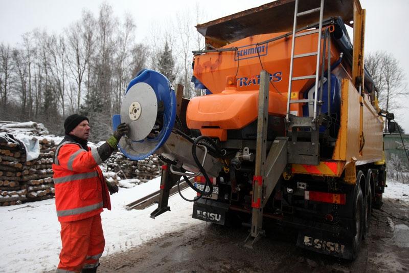 Speciālā tehnika, kas paredzēta ceļu kaisīšanai un tīrīšanai ziemā, ir gatava. Ceļus kaisīt vakar devās arī autovadītājs Artūrs Mežals.
Autors: Gatis Bogdanovs