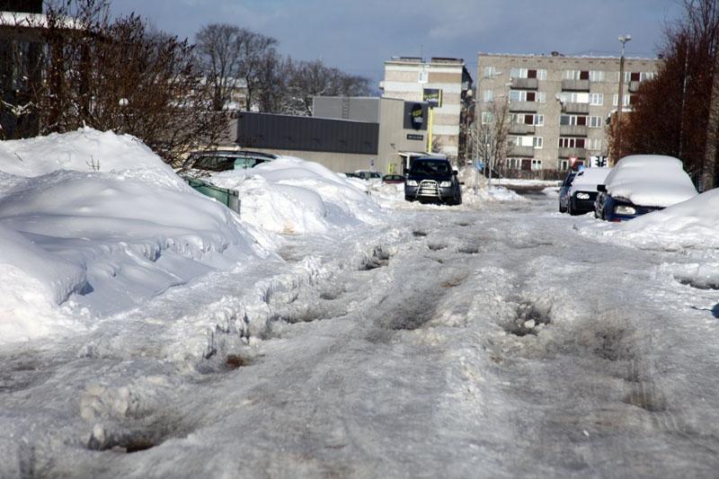 Daudzdzīvokļu māju kvartālos pērn sniegs tika piebraukts un pēc tam izveidojās briesmīgas bedres - pagalmi bija tiešām grūti izbraucami, jo ielu tīrītājs nevarēja paspēt visu paveikt
Autors: Gatis Bogdanovs (no arhīva)