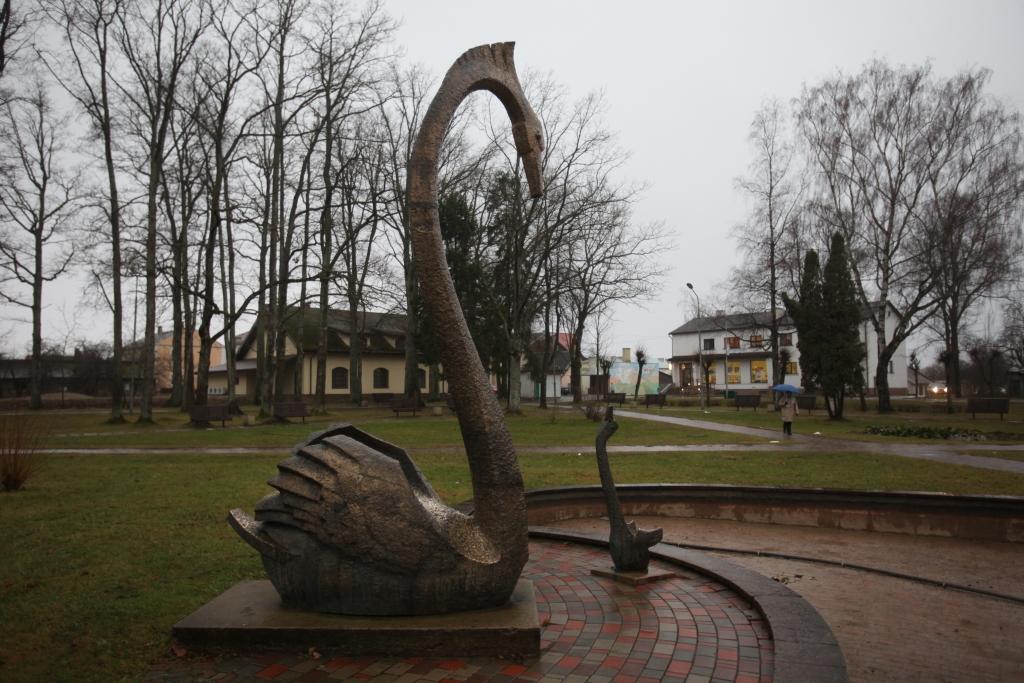 Ja viss izdosies, kā ieplānots, tad uz Latvijas valsts 100. dzimšanas dienu Gulbenes novadā būs “salidojuši” 100 gulbji. Pagaidām pilsētā ir aplūkojami daži gulbji. Ir doma, ka vides objektam – gulbim - nebūs jābūt statistiskam, tas varētu būt arī dinamisks, ar gaismām, arī no stikla, plastikas un citiem materiāliem.
Autors: Gatis Bogdanovs