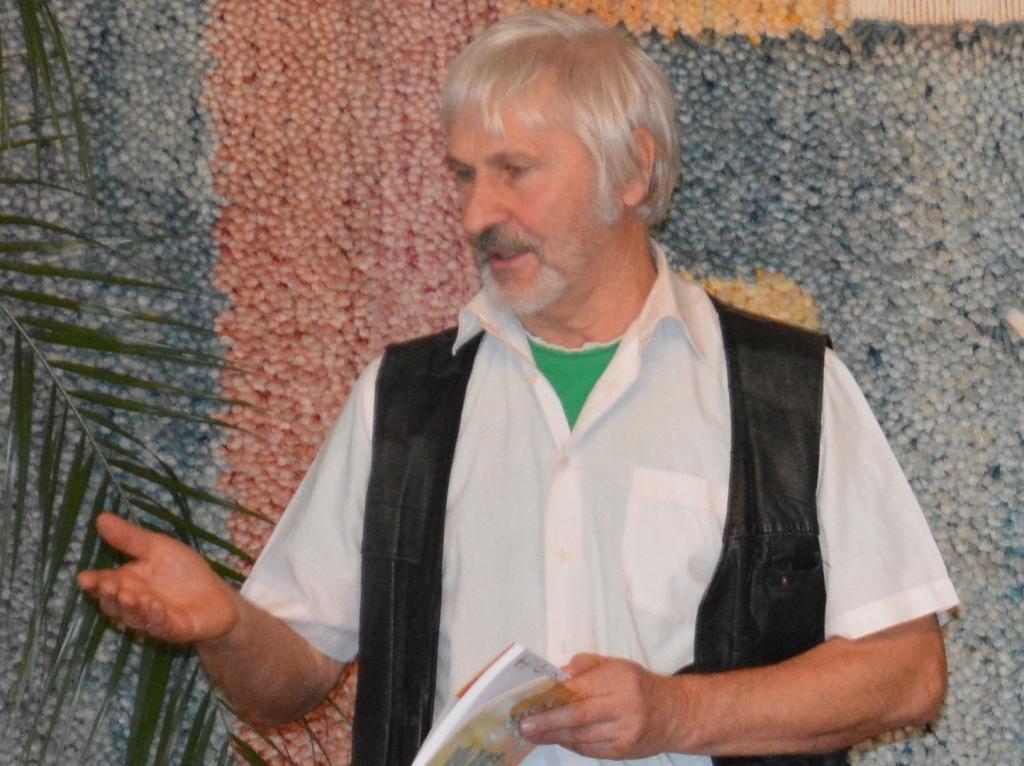  Mūsu novadnieks dzejnieks Imants Ozoliņš savā dzejā runā par trim tēmām - attiecībām ar Dievu, mīlestību un dzīves jēgu. Tas atspoguļojas arī viņa dzejoļu krājumā “Mīlēt un zaļot”.  
Autors: no Lizuma pagasta arhīva