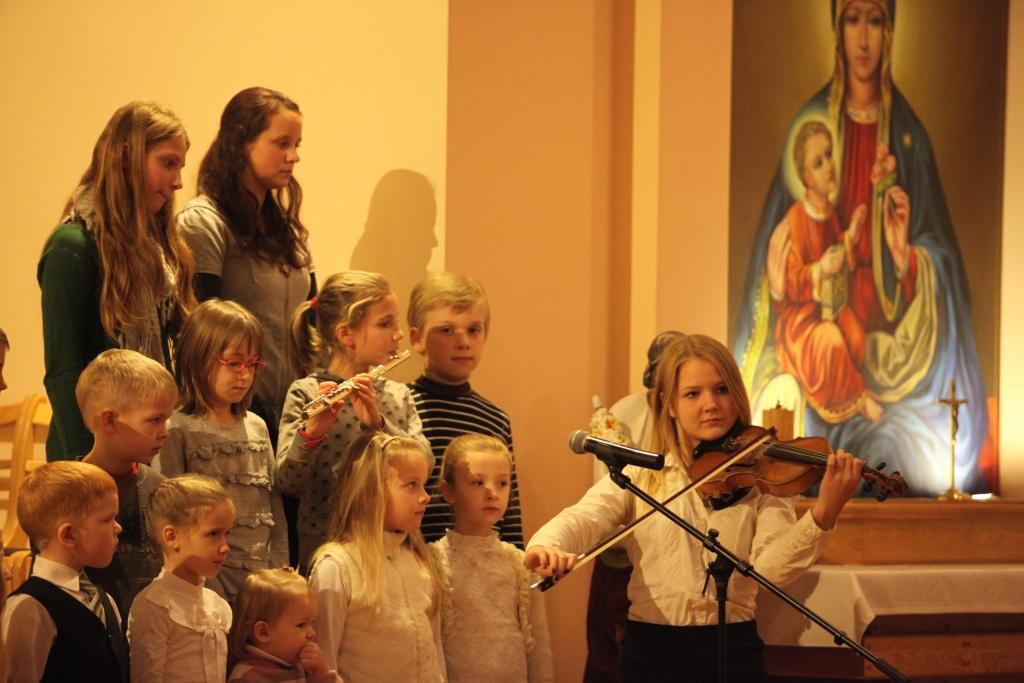 Svētbrīdi ar savu priekšnesumu kuplināja arī draudzes bērnu ansamblis. 
Autors: Gatis Bogdanovs