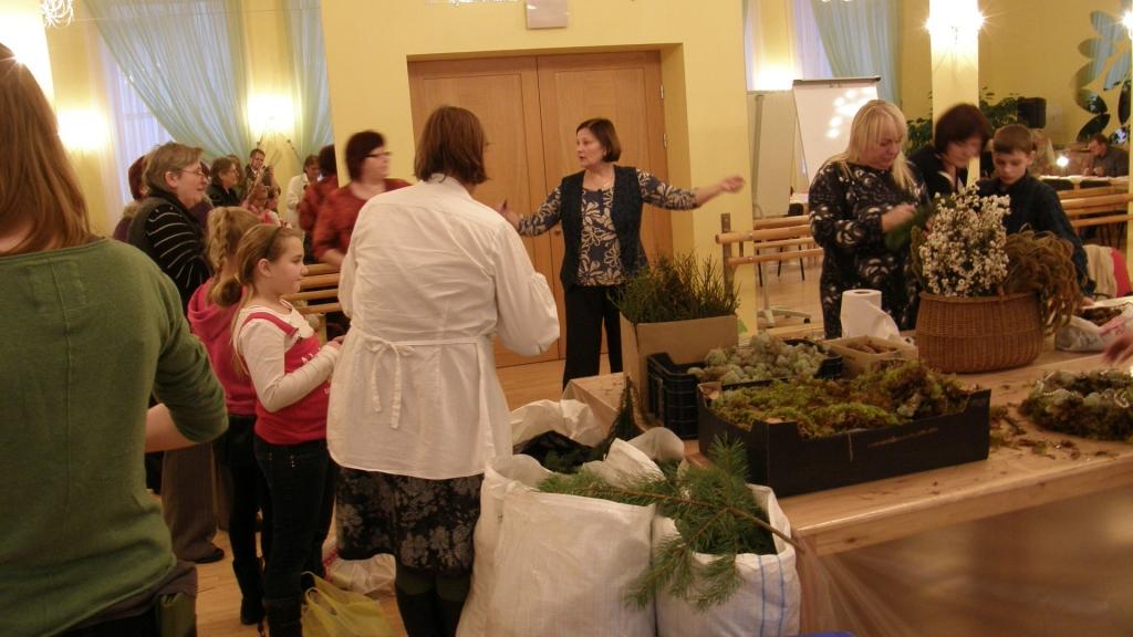 Gulbenes kultūras centra foajē pagājušajā sestdienā bija pārvērties līdz nepazīšanai. Tur rosījās gan bērni, gan pieaugušie, kas pieredzējušu floristu vadībā mācījās gatavot adventes vainagus no dažādiem materiāliem.
Autors: no kultūras centra arhīva 