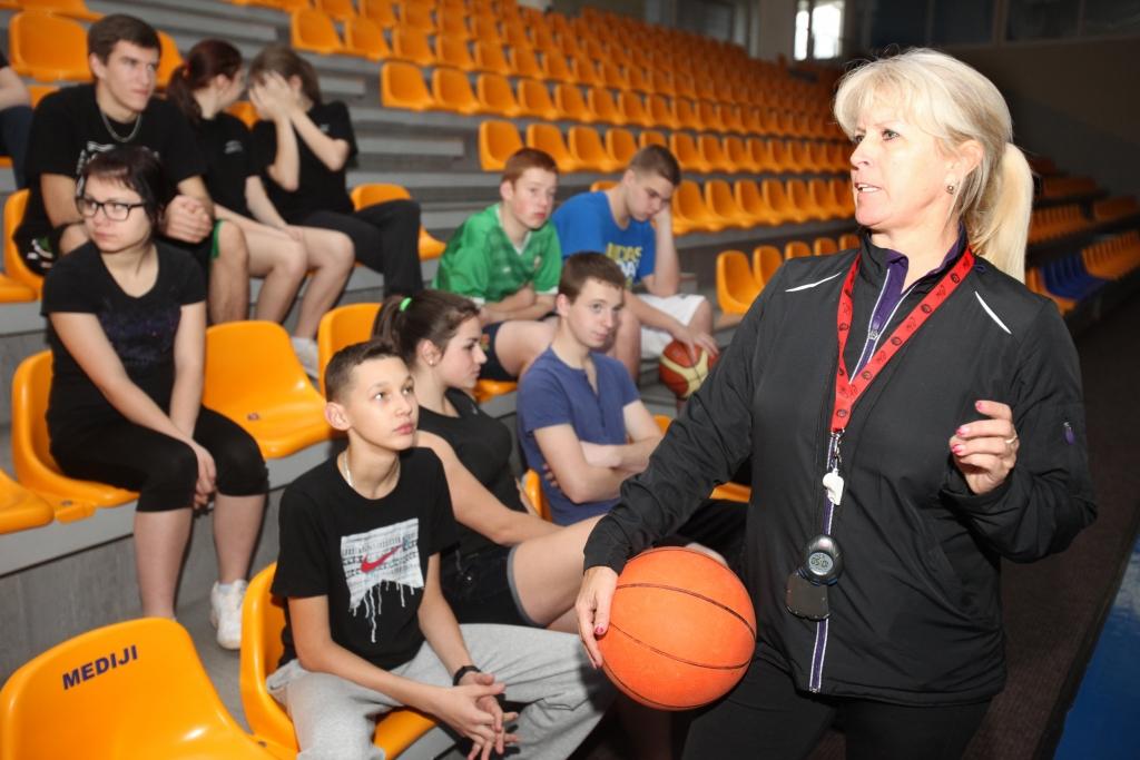 Šajā konkursā žūrijai īpaši patika interesanta, atraktīva sporta inventāra pielietojums, secina sporta skolotāja Irēna Sproģe. Viņa gan savu stundu Rīgā vadījusi tradicionāli, atbilstoši oficiālajam izglītības standartam, tāpat kā to dara Gulbenē. 	
Autors: Gatis Bogdanovs