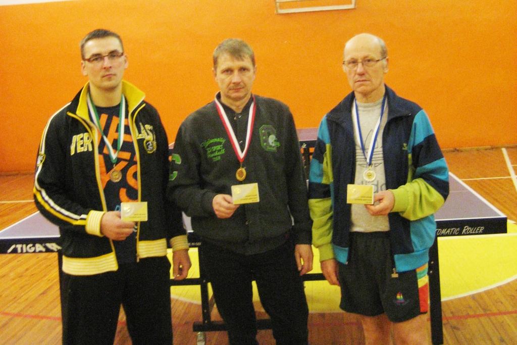 Labākie galda tenisisti, kuri sacensībās Staros regulāri piedalījušies visa gada garumā: Aigars Žvīgurs (centrā), Guntis Lezdiņš (no labās) un Andris Neilands. 
Autors: Jāzeps Odumiņš