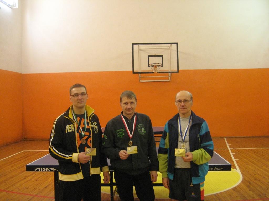 Labākie galda tenisisti, kuri sacensībās Staros regulāri piedalījušies visa gada garumā: Aigars Žvīgurs (centrā), Guntids Lezdiņš (no labās) un Andris Neilands.
Autors: Jāzeps Odumiņš