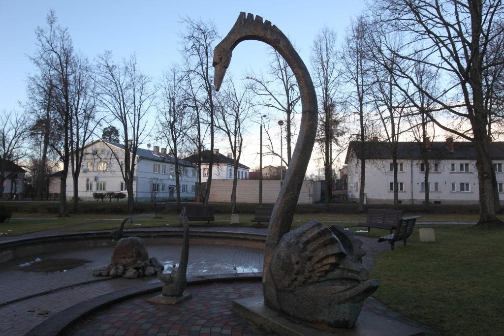 Ja viss izdosies kā ieplānots, tad uz Latvijas valsts 100. dzimšanas dienu, Gulbenes novadā būs “salidojuši” 100 gulbji. Pagaidām pilsētā ir aplūkojami daži gulbji. Ir doma, ka vides objektam – gulbim - nebūs jābūt statistiskam, tas varētu būt arī dinamisks, ar gaismām, arī no stikla, plastikas un citiem materiāliem.
Autors: Gatis Bogdanovs