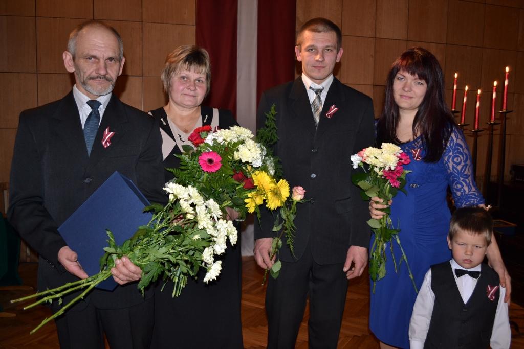Zemnieku saimniecības„Cīruļi” trīs paaudzes saimnieki Modris un Biruta Reiznieki (no kreisās), jaunākais dēls Mārtiņš ar sievu Lāsmu un mazais Emīls - Latvijas valsts 95.gadadienā, saņemot Lizuma pagasta pārvaldes Atzinības balvu par veiksmīgu uzņēmējdarbību un sakoptu lauku sētu. 
Autors: Eva Āboliņa