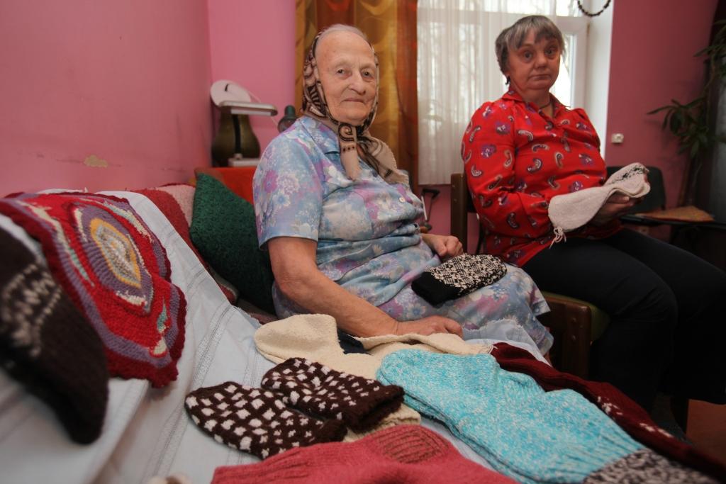 Aprūpes centra iemītnieces Ausma Zariņa (no kreisās) un Vera Kokareviča dienas īsina, adot siltas zeķes un cimdus. 
Autors: Gatis Bogdanovs