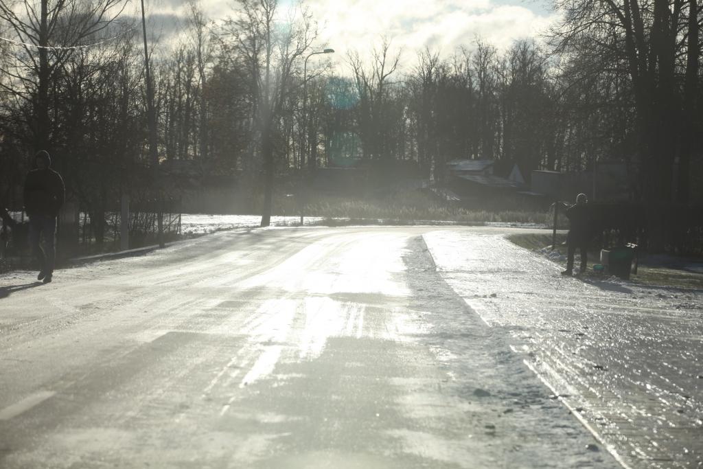 Lai izvairītos no nokrišanas un traumu gūšanas, cilvēki atsevišķās vietās izvēlējās iet pa ielas braucamo daļu vai arī pa nomali, kur nebija tik slidens. 
Autors: Gatis Bogdanovs