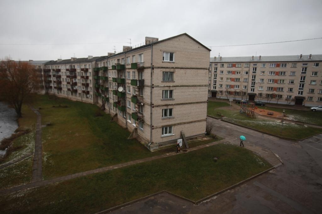 Lai arī tā saucamajos treknajos gados dzīvokļu pārbūves Gulbenē bija vairāk aktuālas, arī tagad palaikam dzīvokļu saimnieki izvēlas tipisku dzīvokli pārbūvēt par netipisku. Ir gadījumi, kad tas tiek saskaņots ar būvvaldi, bet ir gadījumi, kad pārbūves darbi tiek veikti “uz savu galvu”, nevienam par to neziņojot un nesaskaņojot, tā radot risku māju konstrukciju stiprumam, līdz ar to arī draudus sev un kaimiņiem. 
Autors: Gatis Bogdanovs