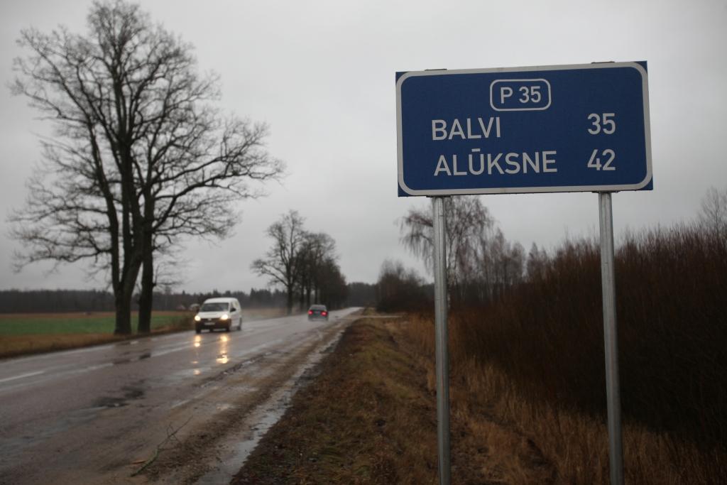 Šādas jaunas zīmes ir izvietotas uz reģionālās nozīmes ceļiem salīdzinoši tuvu krustojumiem vai arī aiz pilsētas robežas.
Autors: Gatis Bogdanovs