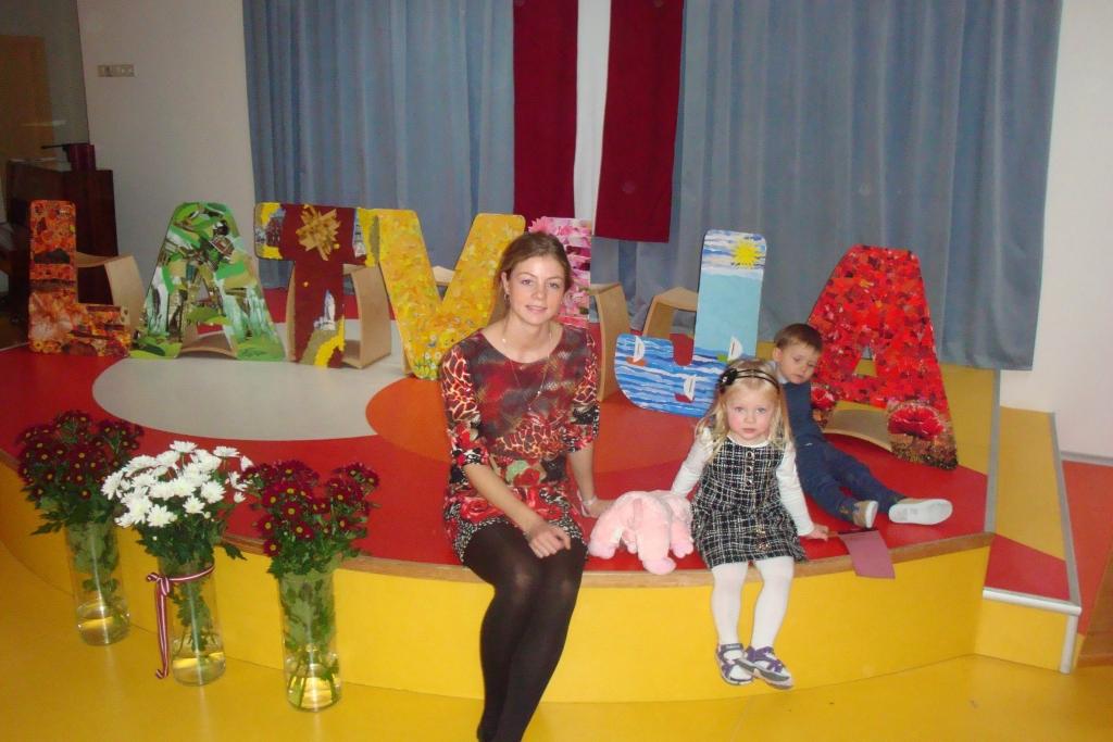 Ieva Mezīte Latvijas dzimšanas dienā bērnudārzā kopā ar mazuļiem, kur viņa strādā par audzinātāju. 
Autors: no personiskā arhīva 