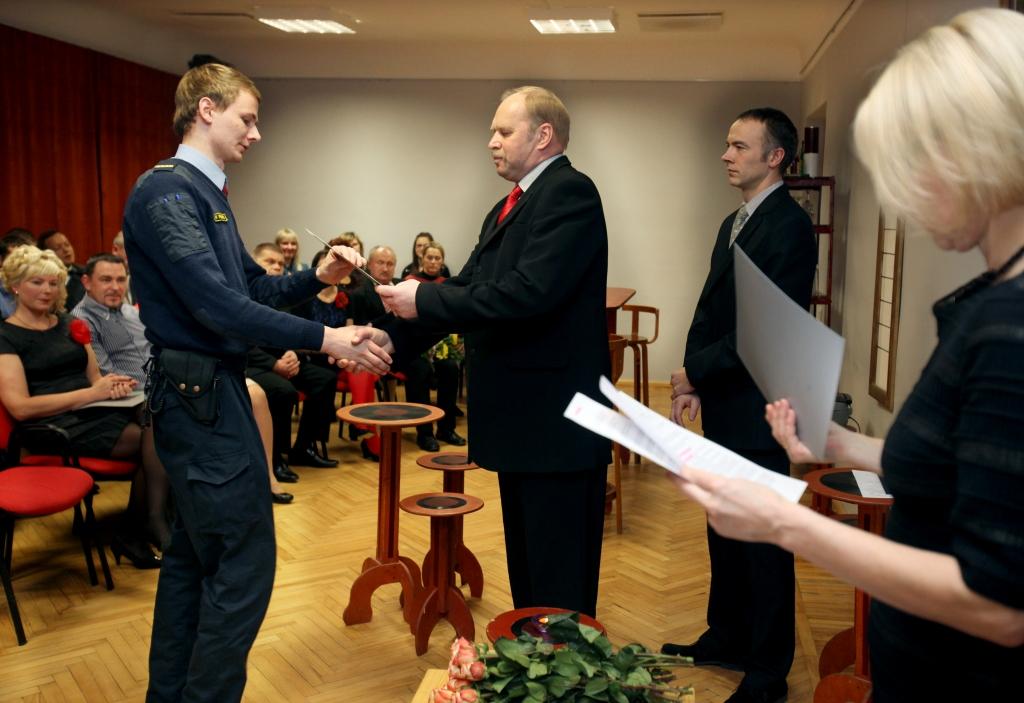 Vakar, 5.decembrī, Gulbenes kultūras centrā neformālā gaisotnē pulcējās Gulbenes policijas iecirkņa darbinieki. Apbalvojumus saņēma gan policijas darbinieki, kuri policijā strādā ilgus gadus – starp tiem Kriminālpolicijas nodaļas priekšnieks Uldis Pusts (no labās), gan arī jaunie darbinieki. Kaprāli Normundu Veidemani sveic Gulbenes iecirkņa priekšnieks Ilmārs Ginevičs. 
Autors: Gatis Bogdanovs