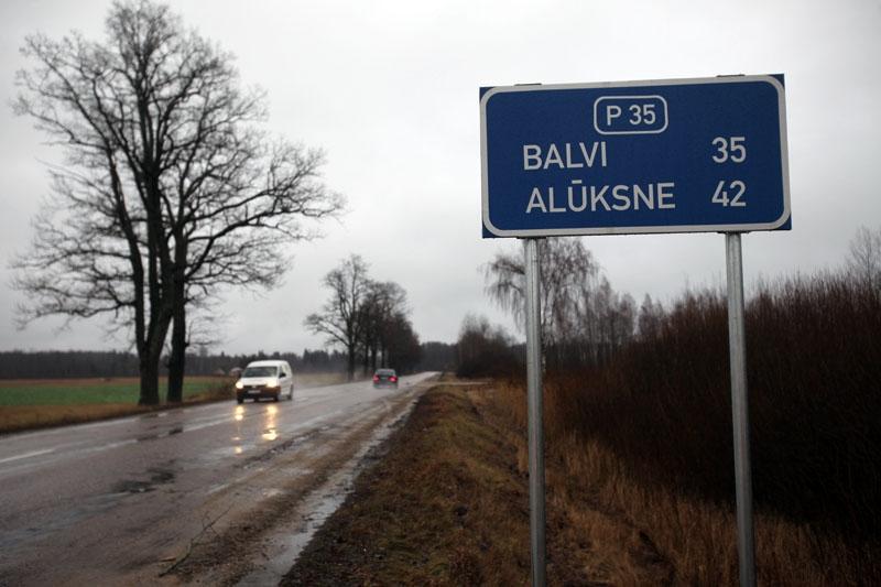 Šādas zīmes ir uzstādītas uz reģionālās nozīmes ceļiem salīdzinoši tuvu krustojumiem vai arī aiz pilsētas robežas. 
Autors: Gatis Bogdanovs