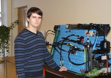 Latvijas Lauksaimniecības universitātes Tehniskās fakultātes profesora Oļģerta Ozola ikgadējo stipendiju šajā studiju gadā ieguvis TF Autotransporta specialitātes 4. kursa students Aldis Cīrulis no Gulbenes novada
Autors: No personiskā arhīva