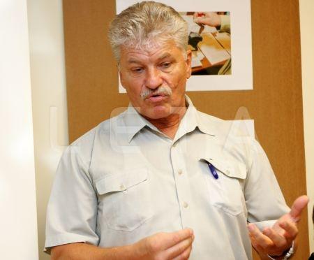 
Kārlis Krēsliņš ir latviešu militārpersona un politiķis. Bijis Padomju armijas, Latvijas Aizsardzības spēku un Nacionālo bruņoto spēku virsnieks, kā arī militārais zinātnieks un rezerves brigādes ģenerālis. Politiskās karjeras laikā bijis vairāku partiju biedrs un Saeimas deputāts.
Autors: www.leta.lv