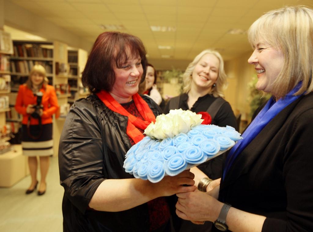 Ailita Brezinska (no kreisās), kura ļaujas fotogafēšanas valdzinājumam, pateicas Gulbenes mākslas skolas direktorei Sandrai Dikmanei par iespēju papildināt zināšanas “Dabas fotoskolā”. 
Autors: Gatis Bogdanovs