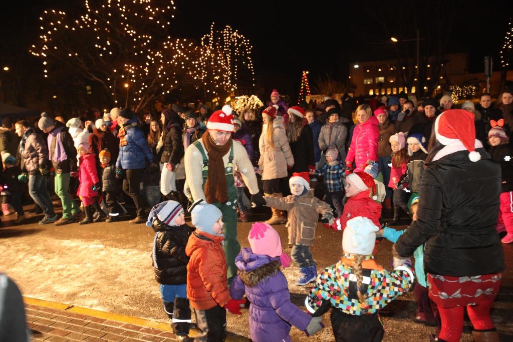 Mazie gulbenieši pie Gulbenes pilsētas mirdzošās centrālās egles darbīgo rūķu vadībā izmantoja iespēju iet kopīgās rotaļās. 
Autors: Gatis Bogdanovs
