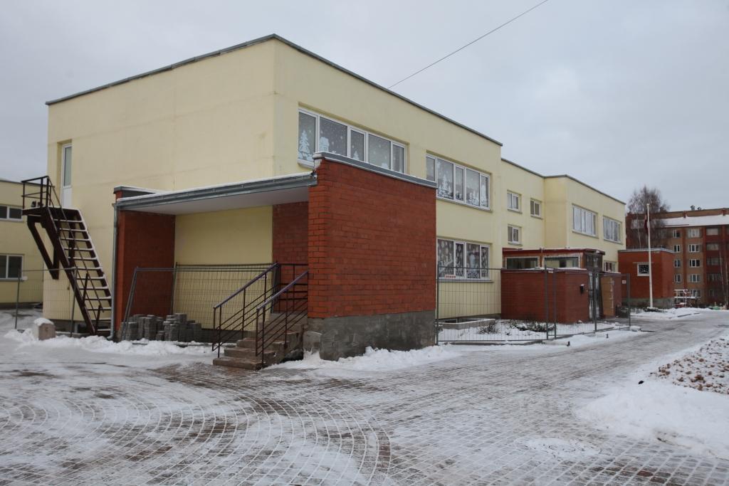 Gulbenes bērnudārzā “Auseklītis” turpmāk pārbūve notiks daudz perfektāk. To būs panākusi novada būvvalde. Kritiskāk arī Gulbenes novadā tagad skatās uz jaunbūvēm vai veco ēku rekonstrukcijām. Uz to ir pamudinājusi Rīgā piedzīvotā traģēdija, iegrūstot veikala “Maxima” jumtam. 
Autors: Gatis Bogdanovs