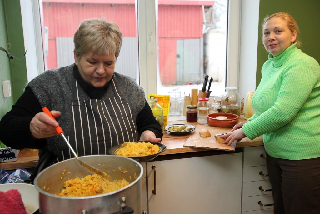 Gulbenes Vasarsvētku draudzē “Atvērtās debesis” par pusdienām bērniem rūpējas draudzes vadītāja Larisa Vaļicka (no kreisās) un brīvprātīgā Maija Loķe. 
Autors: Gatis Bogdanovs