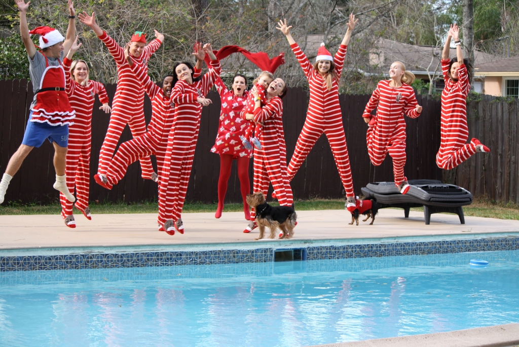 Pirmajos Ziemassvētkos bijušais gulbenietis Uldis Rudzītis (trešais no kreisās) kopā ar draugiem.    
Autors: no personiskā arhīva