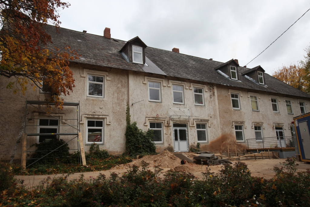 Būs aptuveni 50 vietas, lielākoties vienvietīgas, kā arī divvietīgas un tikai dažas trīsvietīgas istabas. 
Pēc rekonstrukcijas pabeigšanas bijusī pamatskola būs sociālās aprūpes centrs “Siltais”.
Autors: no “Dzirksteles” arhīva