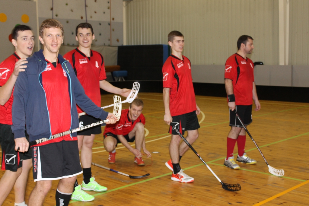 Bronzas medaļas izcīnījušās Gulbenes komandas sastāvā spēlēja Zintis Kuprišs (pārstāvis), Ivans Savļaks, kurš tika atzīts arī par komandas vērtīgāko spēlētāju, Andis Sirmacis, Nauris Sirmacis, Artūrs Haritonovs, Kaspars Beitāns, Dzintars Peksts un Viesturs Groza.
Autors: Ziedonis Lazdiņš