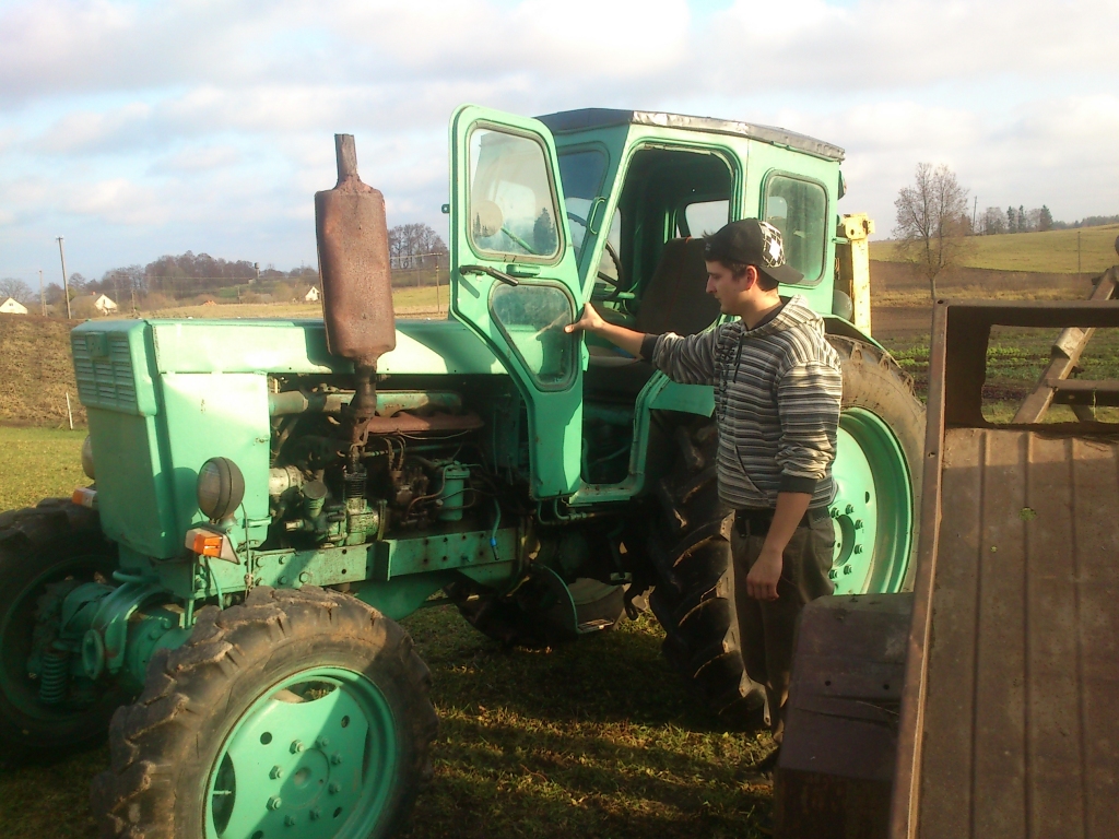 Aldis atzīst, ka dzīvojot laukos darba nekad netrūkst- jāremontē un jāatjauno tehnika.
Autors: no personiskā arhīva