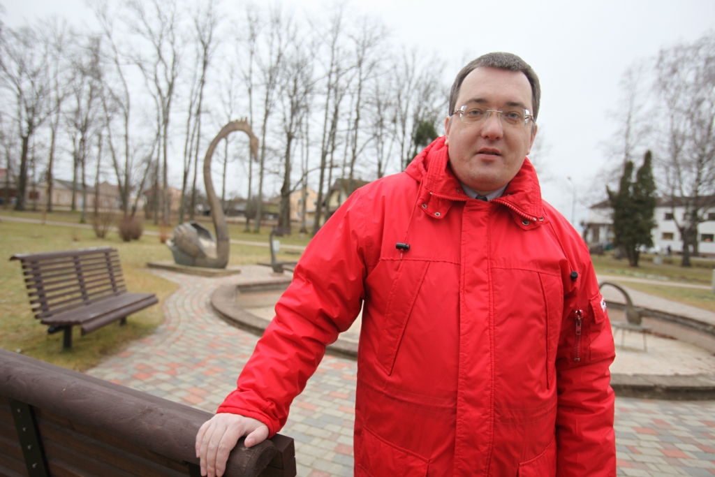 Sarkanā, lai cik savādi tas būtu, ir Gulbenes veiksmes krāsa. Tas zvaigznēs rakstīts! Astrologs Vladimirs Hermanis rosina papētīt, kā šī krāsa tiek pielietota novadā un cik rezultatīvi tas ir.   
Autors: Gatis Bogdanovs