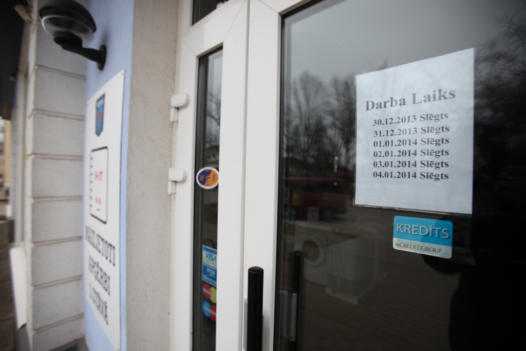 Paziņojumi pie vairāku tirdzniecības vietu ieejas durvīm vakar liecināja, ka pirmās gada dienas tiek izmantotas kā brīvdienas. 
Autors: Gatis Bogdanovs