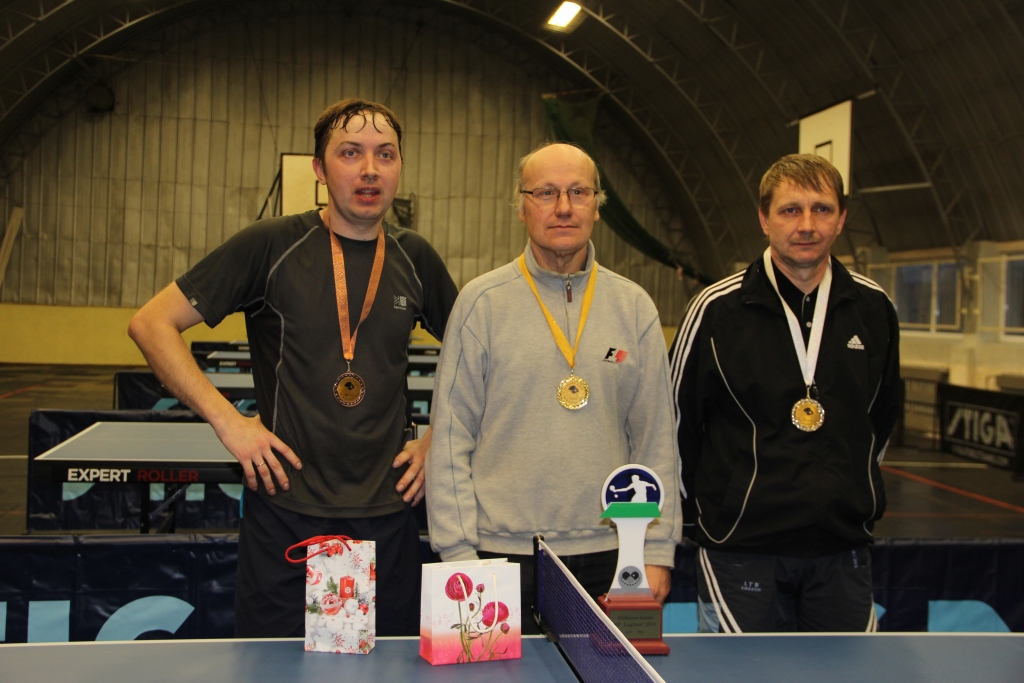 Alūksnes sporta kluba “Lagūna” rīkotās novada atklātās kausa izcīņas galda tenisā uzvarētāji: alūksnietis, sacensību organizators Aivars Dulbergs, valmierietis Guntis Lezdiņš un gulbenietis Aigars Žvīgurs (no labās).
Autors: Agita Bērziņa