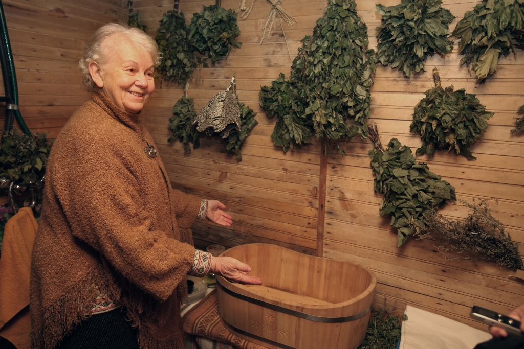 Pirtniece Valda Vītola uzskata, ka latviešu tautas pirts tradīcijas atspoguļojas tautasdziesmās, ticējumos, paražās, pasakās, nostāstos un buramvārdos. Tiem visiem ir mītiska nozīme. Par to viņa stāsta arī savā grāmatā. 	
Autors: Gatis Bogdanovs