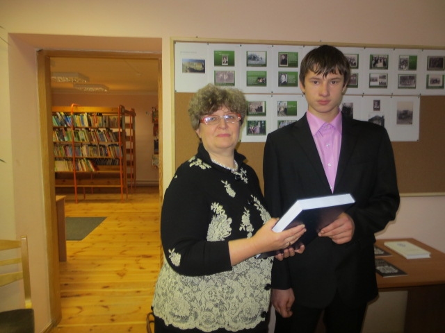 Kristers Mežulis kopā ar sava projekta darba galveno varoni vecmāmiņu Dagniju Mežuli no Līgo pagasta, kura ir dzimusi Sibīrijā. 
Autors: no Jaungulbenes profesionālās vidusskolas arhīva