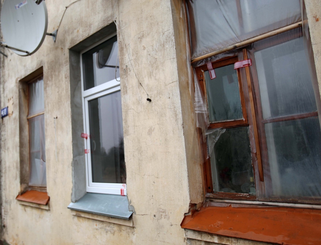 Dzīvoklī Viestura ielā, kur smagi tika piekauts vīrietis, ir izsisti logi. Policija tiem pāri bija pārvilkusi sarkanas lentes. Kāds gan tās jau ir pasteidzies nogriezt. Izsisto stiklu vietā aizvilkta polietilēna plēve.
Autors: Gatis Bogdanovs