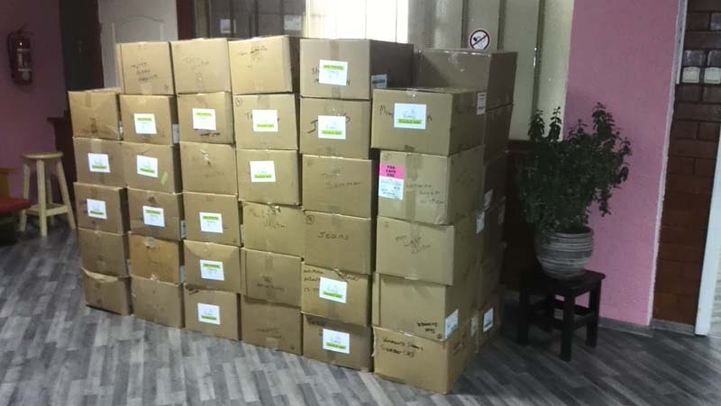 Apģērbu un apavu sūtījums ir saņemts no reliģiskās apvienības “Orphan Grain Train” (tulkojumā “Bāreņu labības vilciens”). 
Autors: no personiskā arhīva