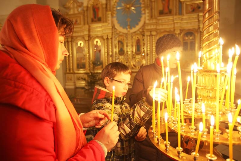 Stāmerienas pareizticīgo baznīcā vakar dziedāja koris, ticīgie skandēja lūgšanas, iededza sveces, dievkalpojumu vadīja draudzes garīdznieks – Tēvs Aleksandrs Oļipovs, paužot prieka vēsti par Jēzus Krustus piedzimšanas svētkiem.
Autors: Gatis Bogdanovs