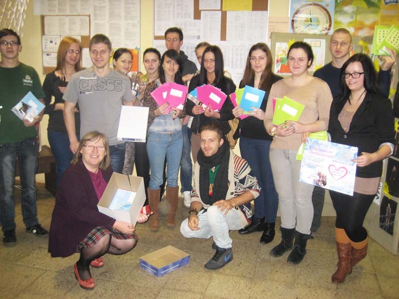 Gulbenietis Gunārs Rītiņš (priekšplānā no labās) priecājas par Gulbenes 2.vidusskolas skolēnu atsaucību labdarības akcijai, vācot skolas piederumus Zambijas bērniem.
Autors: Diāna Odumiņa