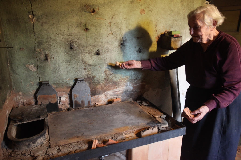 Mājas iemītniece Milde Seņka ir ļoti neapmierināta un sašutusi par mūrnieka darbu – gan maksu par plīts mūrēšanu prasa lielu, gan uzmūrēta tā esot nekvalitatīvi.
Autors: Gatis Bogdanovs