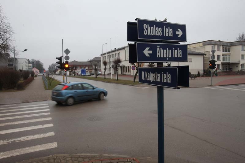 Pilsētas pārvaldes vadītājs Jānis Naglis saka, ka tuvākajā laikā luksofors tiks atjaunots, jo nepieciešamās rezerves daļas, kas tika pasūtītas, ir atvestas.
Autors: Gatis Bogdanovs