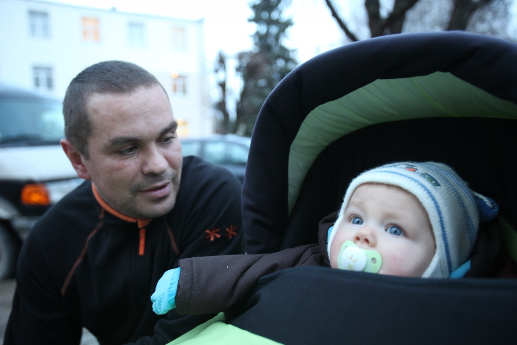 Tēvs - Jānis, dēliņš - Kārlis. Iveta un Jānis Auzāni savam mazajam puisītim, kurš dzimis 4.maijā, izvēlējušies skaistu un latvisku vārdu.  
Autors: Gatis Bogdanovs