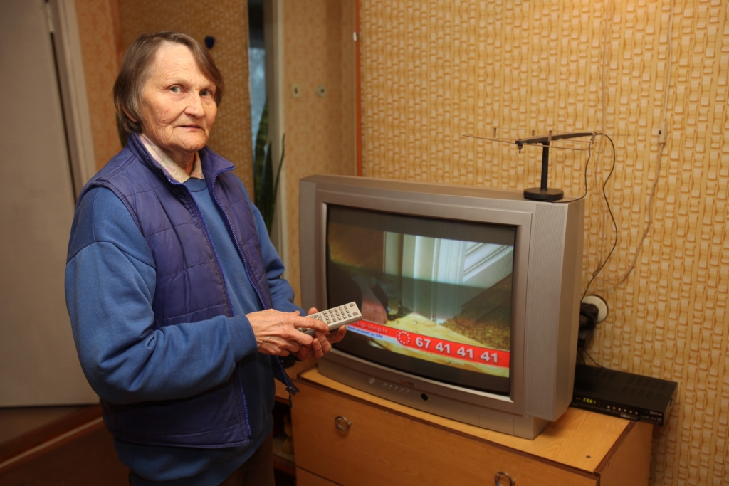 Sakarā ar programmu “TV3” un “LNT” aiziešanu no virszemes televīzijas bezmaksas apraides un palikšanu tikai maksas platformās skatītājiem, kas izmanto bezmaksas apraidi, šie divi kanāli ar 1.janvāri vairs nav redzami. Jaungulbenes pagasta iedzīvotāja Daila Pokšāne atzīst, ka viņa turpmāk skatīšoties tikai tos kanālus, kas tiek raidīti par brīvu. Viņa vienīgi gaida, kad arī šiem jaunajiem TV kanāliem būs pieejamas programmas. 
Autors: Gatis Bogdanovs